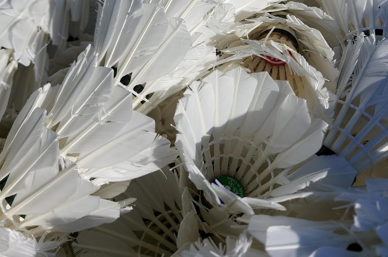 Nahaufnahme von mehreren wei&szlig;en Federb&auml;llen &uuml;bereinander, mit einigen sichtbar in verschiedenen Positionen.