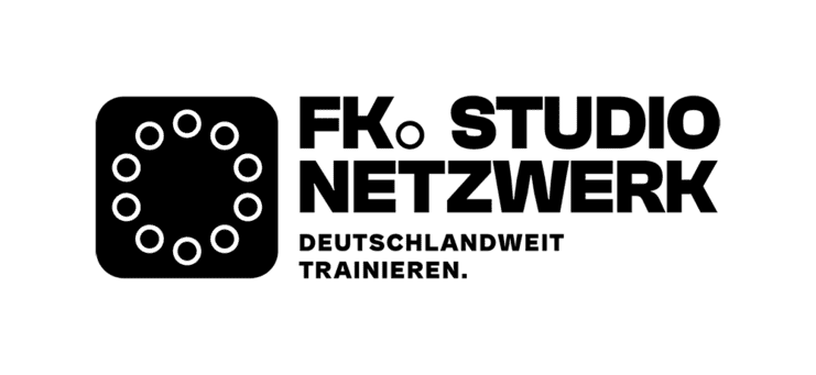 Logo mit stilisierten Kreisen und Schriftzug &bdquo;Teamwork&ldquo; auf wei&szlig;em Hintergrund.