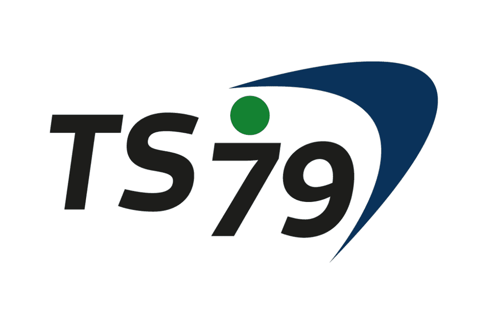 Logo mit der Aufschrift &bdquo;TS79&ldquo; und einer gr&uuml;nen Punkt-Illustration &uuml;ber einem blauen geschwungenen Element.
